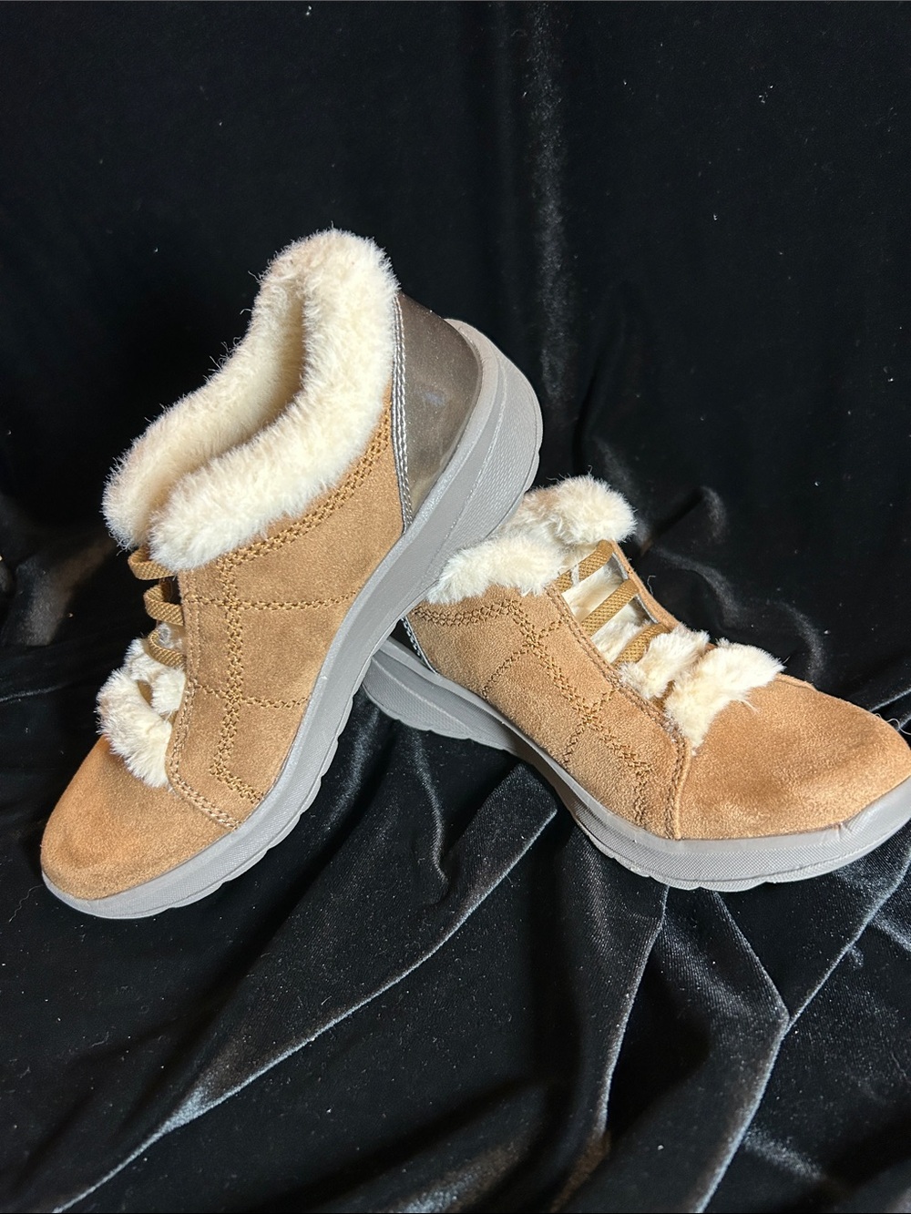 NWOB B ZEES SLIP ON FURRY SHOES 6M